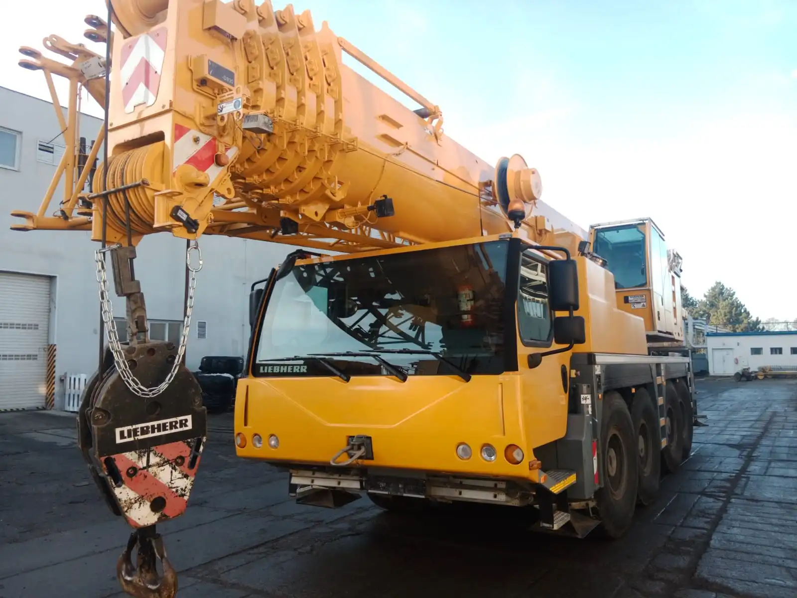 Liebherr LTM 1090-4.1 de inchiriat